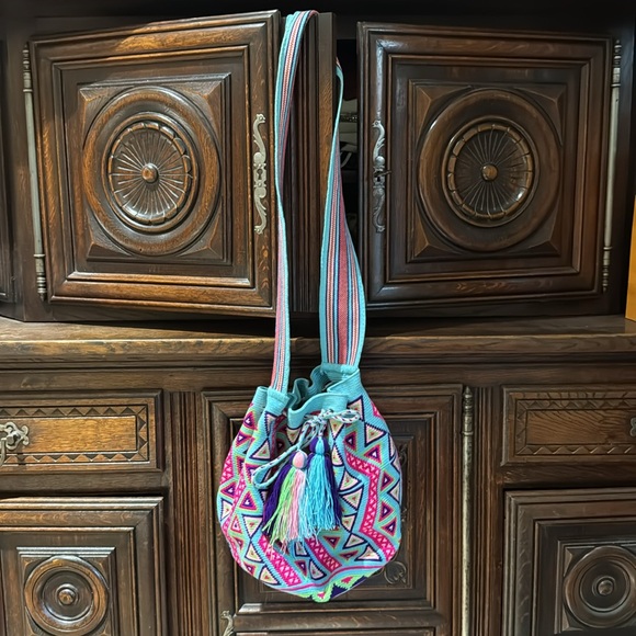 Wayuu Maruliunaja Bag
Colombian ethnic shoulder bucket bag drawstring handmade - Picture 6 of 12